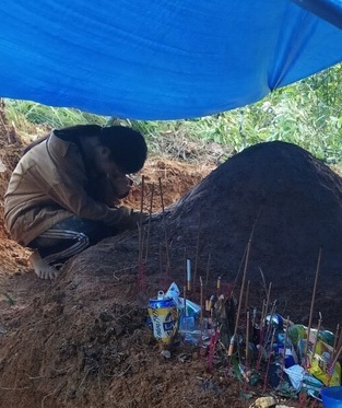 Về Trà Leng tìm cha mẹ, nữ sinh lớp 11 gục ngã bên 2 nấm mồ