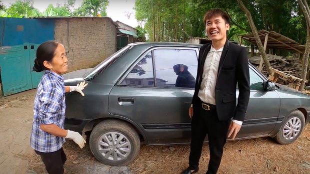 Vừa bị phạt gần 20 triệu, Hưng Vlog khoe với mẹ