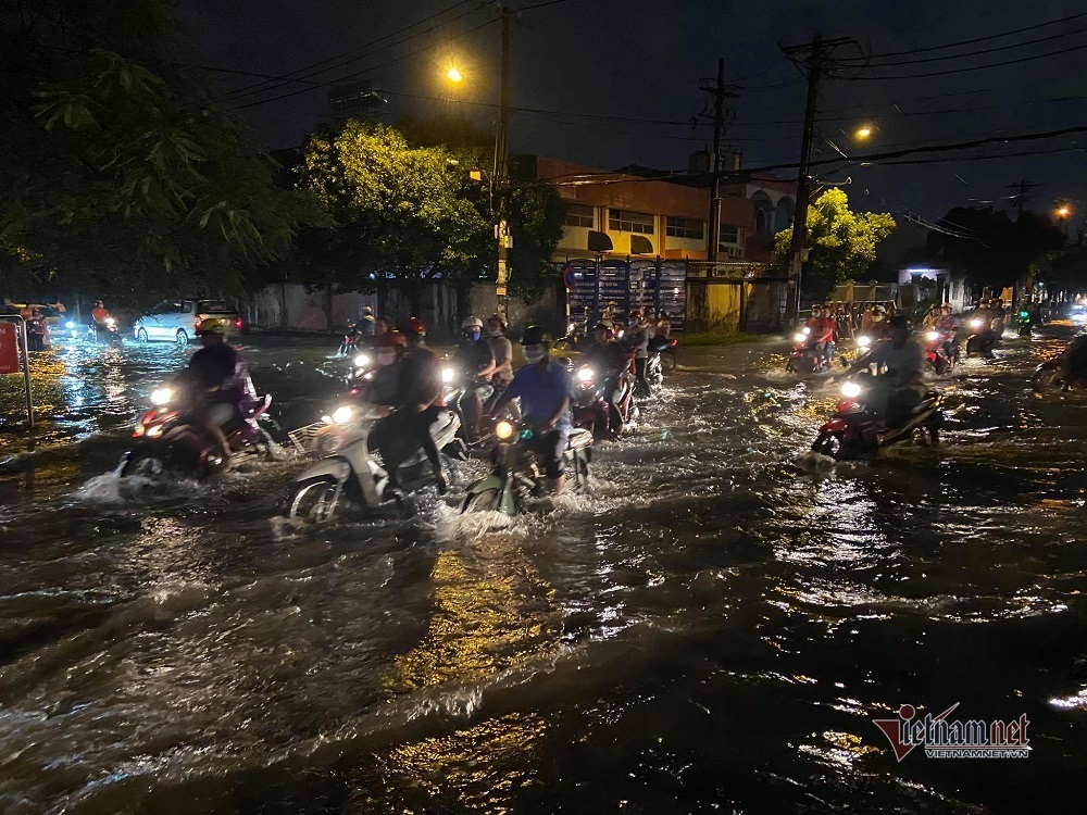 Sài Gòn ngập nặng sau trận mưa mù trời chiều nay - Ảnh 2