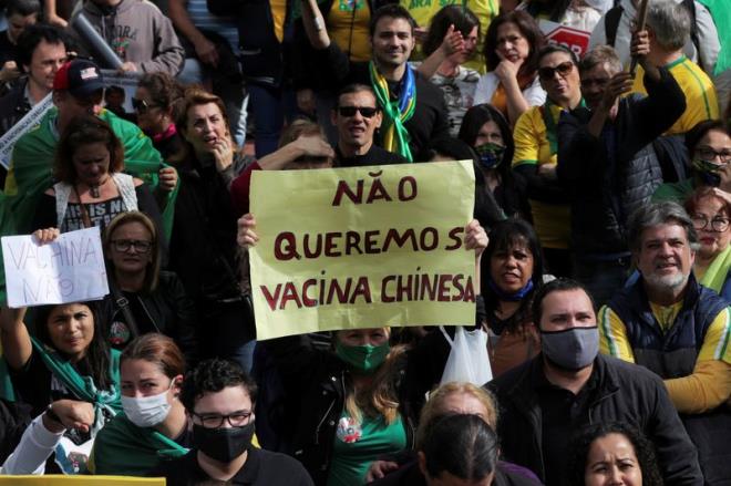 Dân Brazil biểu tình phản đối bắt buộc tiêm vaccine Covid-19 của Trung Quốc