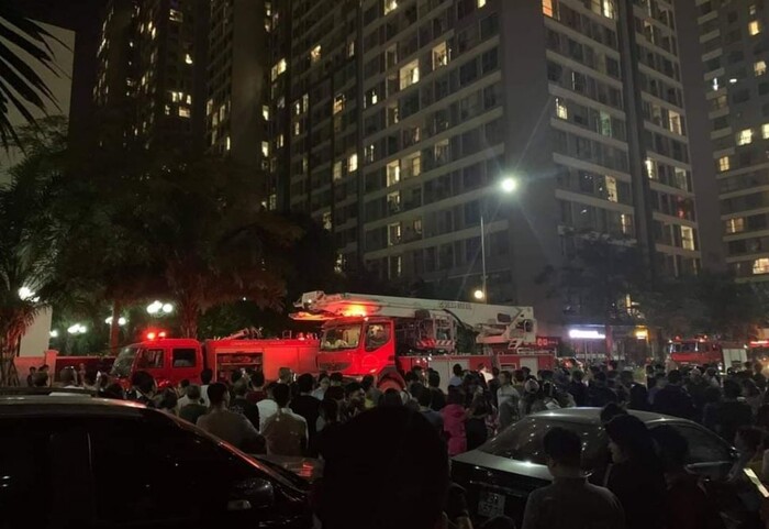 Hà Nội: Cháy căn hộ Times City giữa đêm, người dân hoảng sợ chạy xuống đất