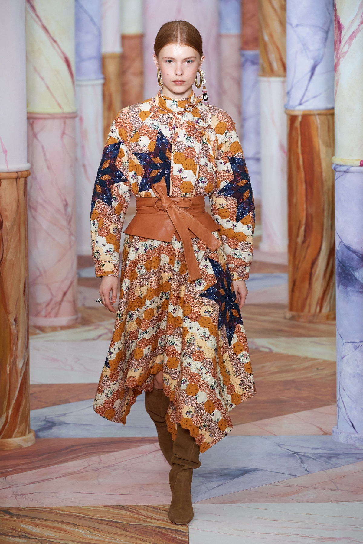 Váy chần bông chắp vá họa tiết của Ulla Johnson mang tone màu nâu đỏ, được nhấn nhá bằng thắt lưng obi cá tính