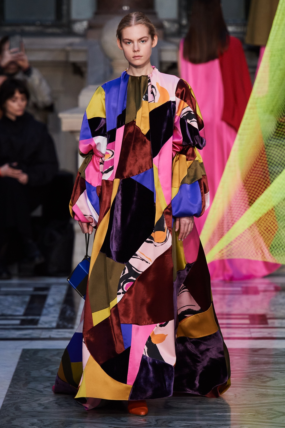Thương hiệu Roksanda mang đến chiếc đầm quá khổ đầy màu sắc với những mảng chấp vá điệu nghệ