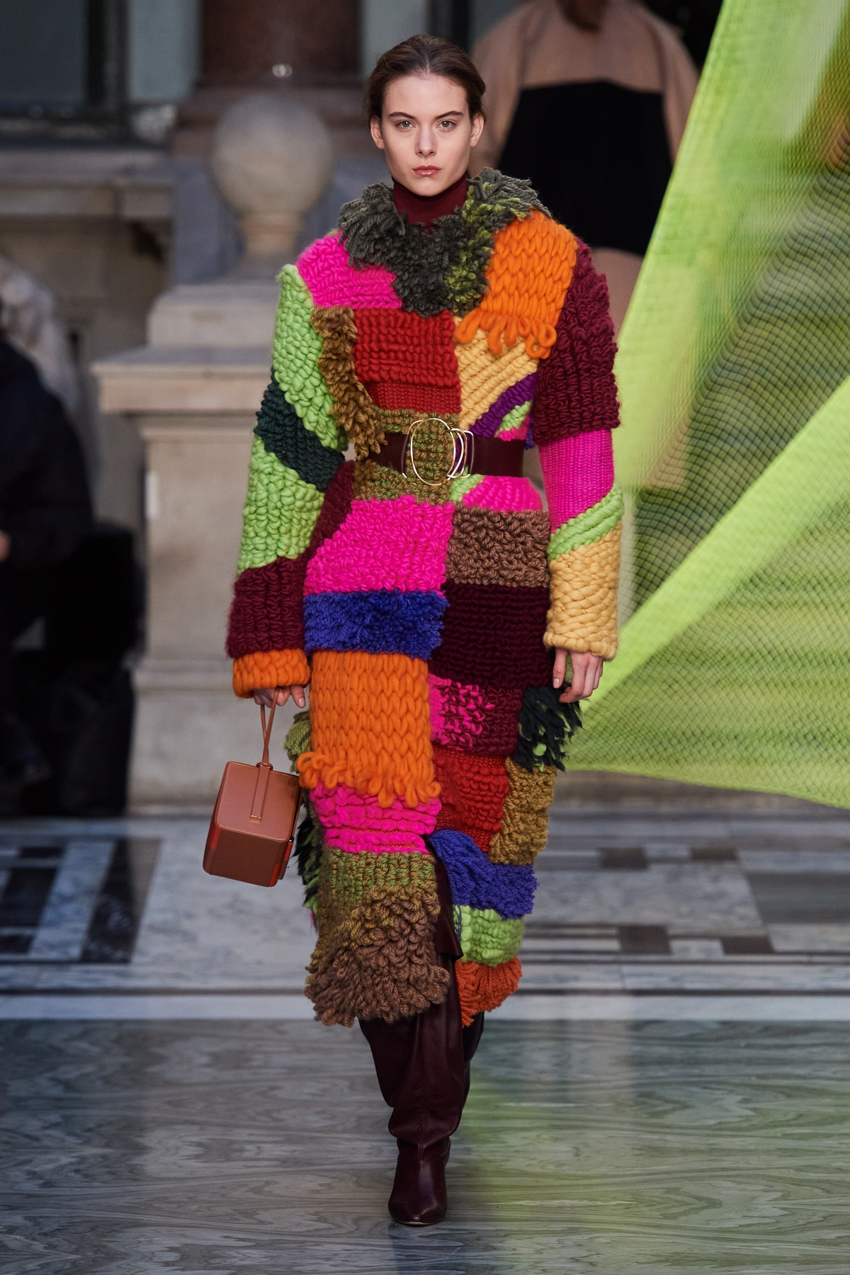 Nhà thiết kế thời trang người Serbia còn gây ấn tượng bằng váy len được tạo thành từ nhiều mảnh len với kiểu đan khác nhau