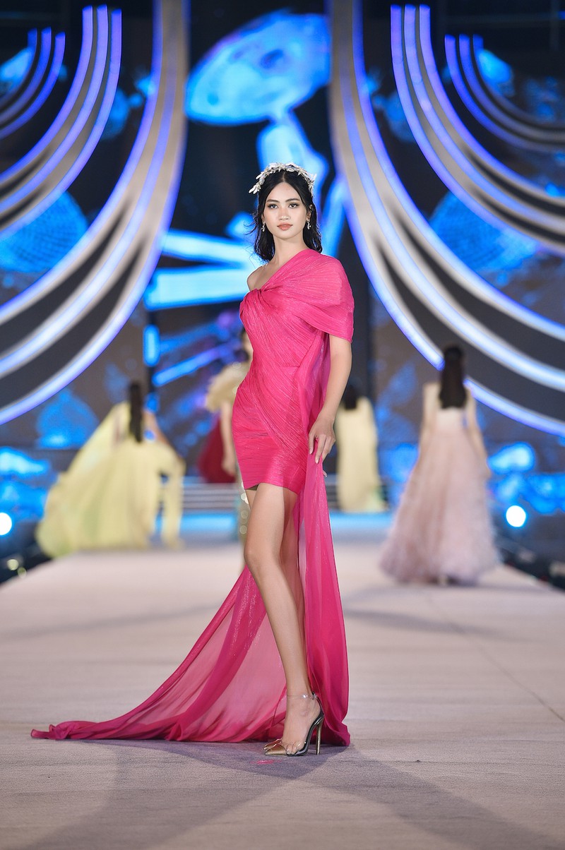 Nguyễn Thị Thu Phương cao 1,73m, số đo ba vòng 82-62-90. Cô từng vào Top 5 Miss World Vietnam 2019