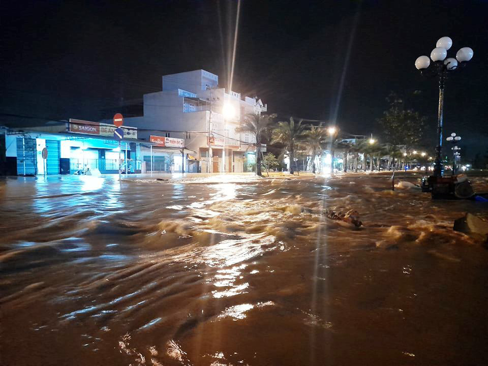 Lũ lại dâng cao ở miền Trung, cả ngàn người đối phó với lụt và sạt lở đất - Ảnh 5