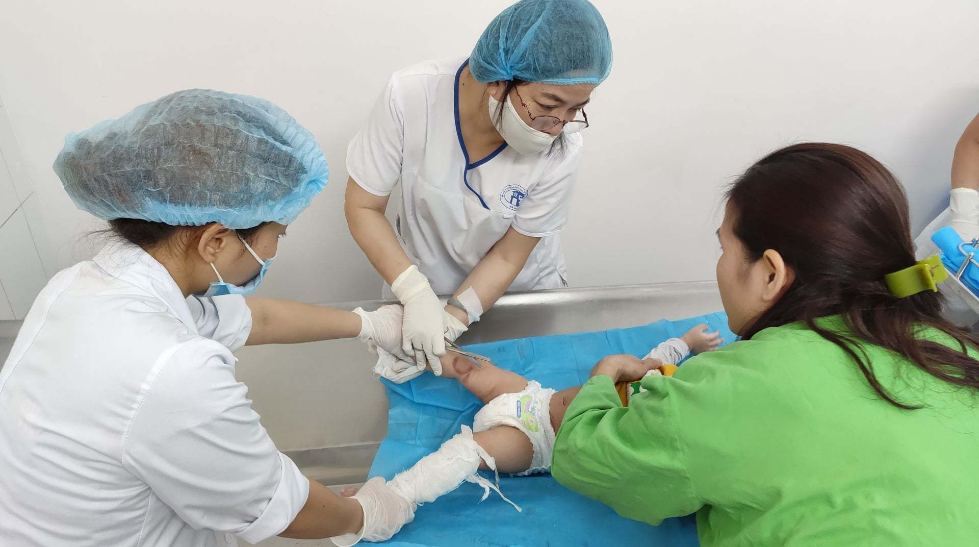 Trẻ bị bỏng nghiêm trọng và cách sơ cứu sai lầm của bố mẹ - Ảnh 1