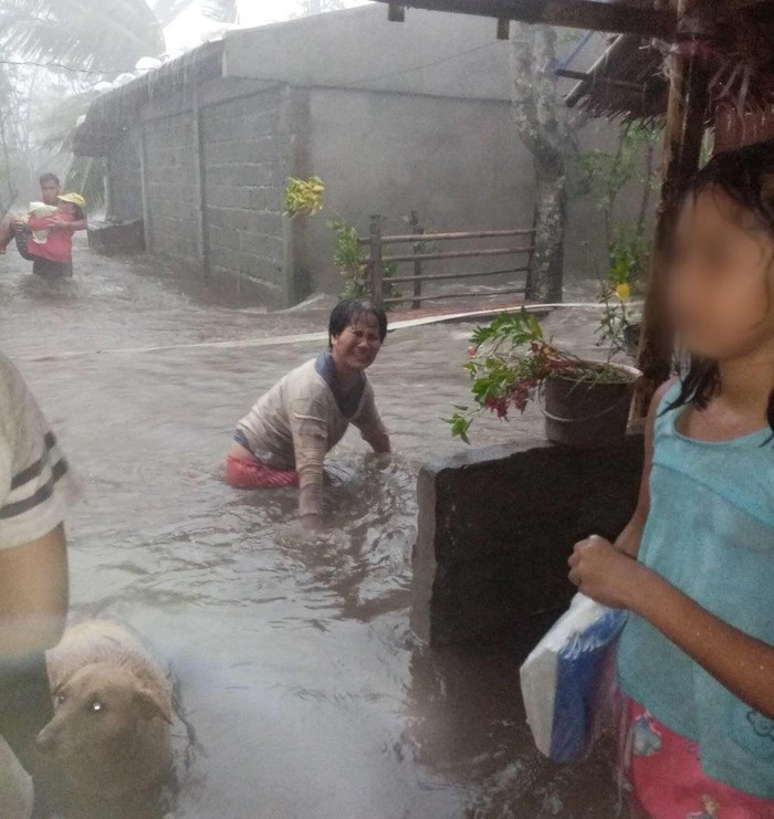 Philippines một lần nữa tan hoang vì bão số 13 Vamco quét qua - Ảnh 2