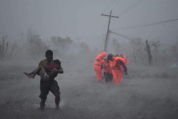 Philippines một lần nữa tan hoang vì bão số 13 Vamco quét qua - Ảnh 3