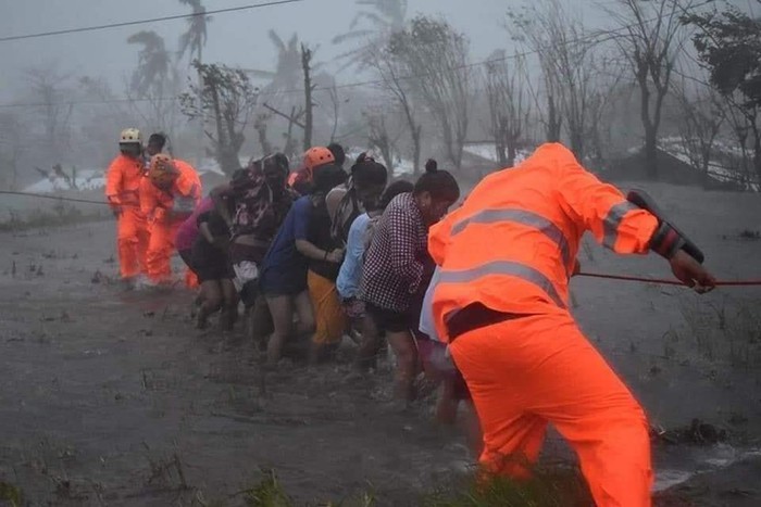 Philippines một lần nữa tan hoang vì bão số 13 Vamco quét qua - Ảnh 4