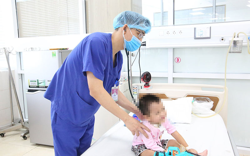 Phú Thọ: Cứu sống bệnh nhi 3 tuổi nguy kịch do biến chứng tay chân miệng - Ảnh 2