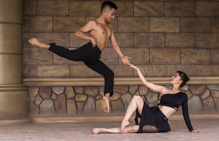 Chiêm ngưỡng bộ ảnh dance sport cực đẹp của vợ chồng Khánh Thi - Phan Hiển - Ảnh 1