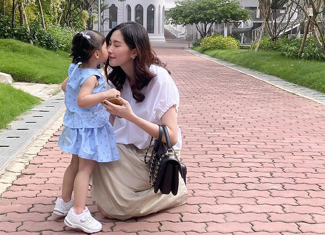 Hoa hậu Đặng Thu Thảo lần đầu khoe con trai 6 tháng tuổi đã biết gọi ba - Ảnh 4