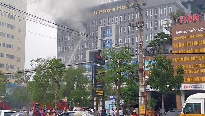 Nghệ An: Cháy lớn tại khách sạn cao tầng, nhân viên chạy tán loạn - Ảnh 1