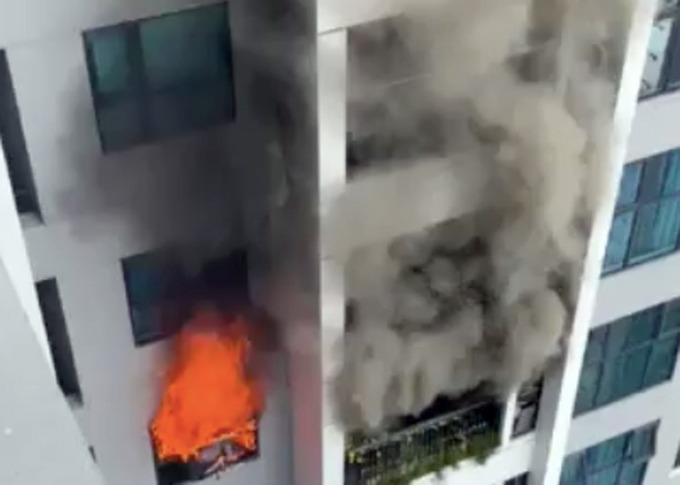 Hà Nội: Cháy lớn tại chung cư Goldmark City, hàng trăm người tháo chạy - Ảnh 1