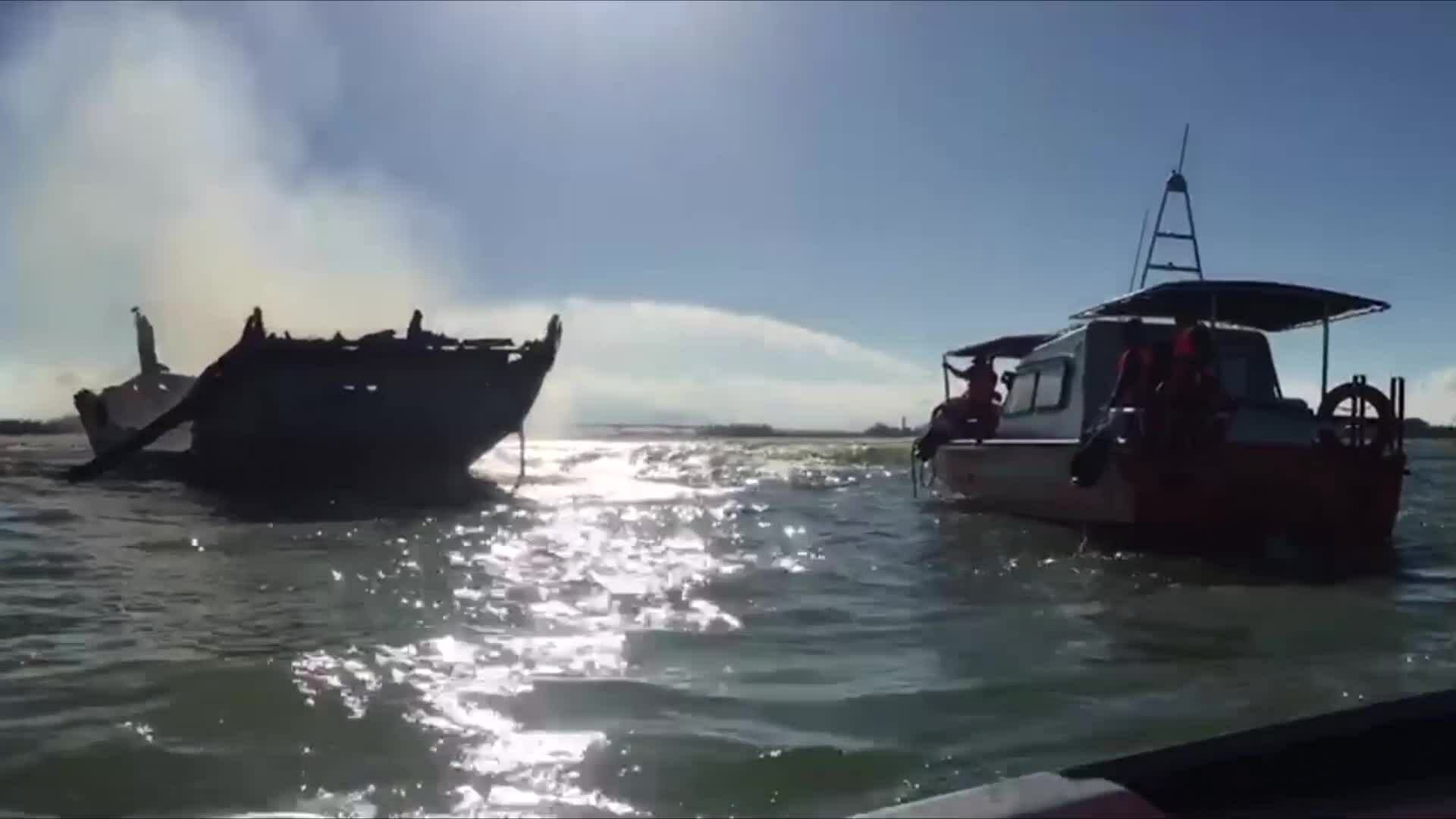 Cù Lao Chàm: Tàu du lịch bốc cháy, 14 khách thoát nạn trong gang tấc - Ảnh 3