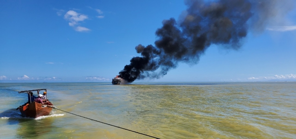 Cù Lao Chàm: Tàu du lịch bốc cháy, 14 khách thoát nạn trong gang tấc - Ảnh 1