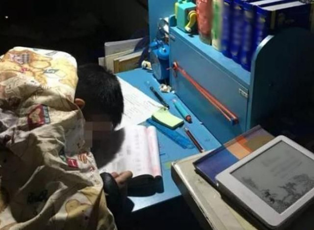 Học liên tục từ sáng đến 23h đêm, cậu bé xin mẹ ngủ 5 phút và ra đi mãi mãi