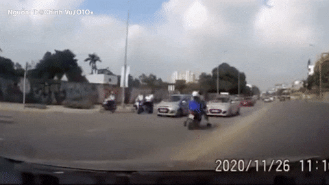 Bị tai nạn, thanh niên bỏ mặc bạn gái đau đớn chạy đi tìm chó cưng 