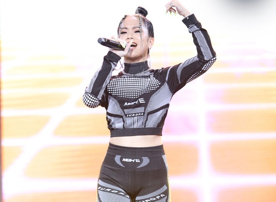 TLinh Rap Việt đụng hàng với Địch Lệ Nhiệt Ba: Người siêu chất, người ngầu không kém