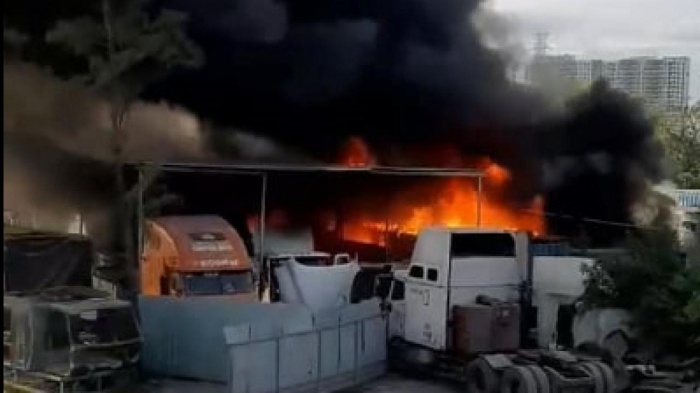 TP.HCM: Cháy bãi xe lớn, nhiều phương tiện bị thiêu rụi - Ảnh 1