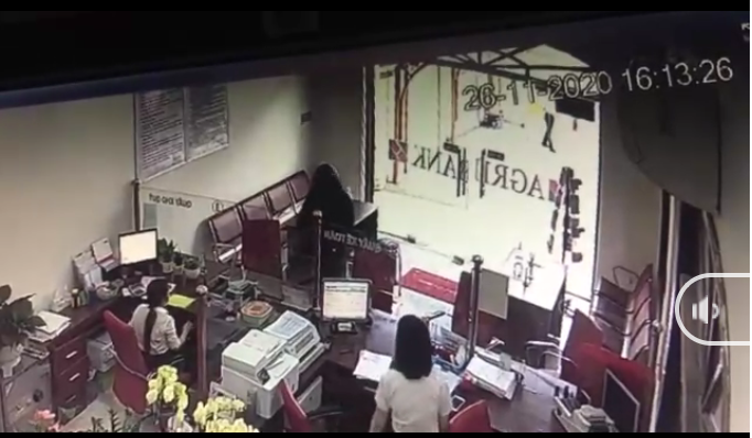 TP.HCM: Bắt được thanh niên dùng lựu đạn cướp ngân hàng ở Đồng Nai - Ảnh 5