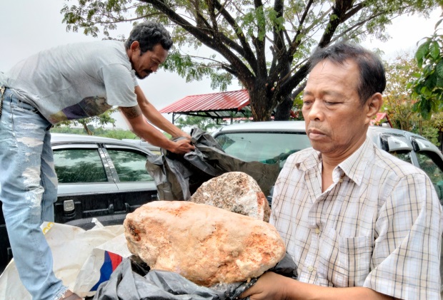 Dạo bờ biển, ngư dân nghèo nhặt được