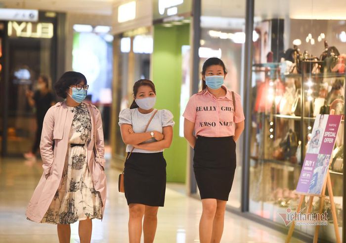 Những phụ nữ đeo khẩu trang khi mua sắm ở trung tâm thương mại