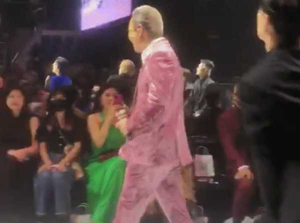 Binz công khai hôn gió, nắm tay Châu Bùi tại Fashion Week