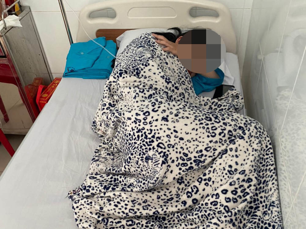 Nữ sinh Y. trong quá trình điều tại Bệnh viện Nhật Tân (TP Châu Đốc, An Giang). Ảnh: Vietnam net