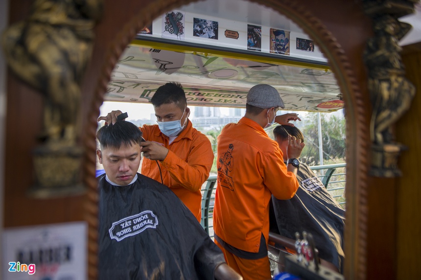 Giới trẻ Sài Gòn kiếm tiền triệu mỗi ngày nhờ cắt tóc trên xe lưu động - Ảnh 3
