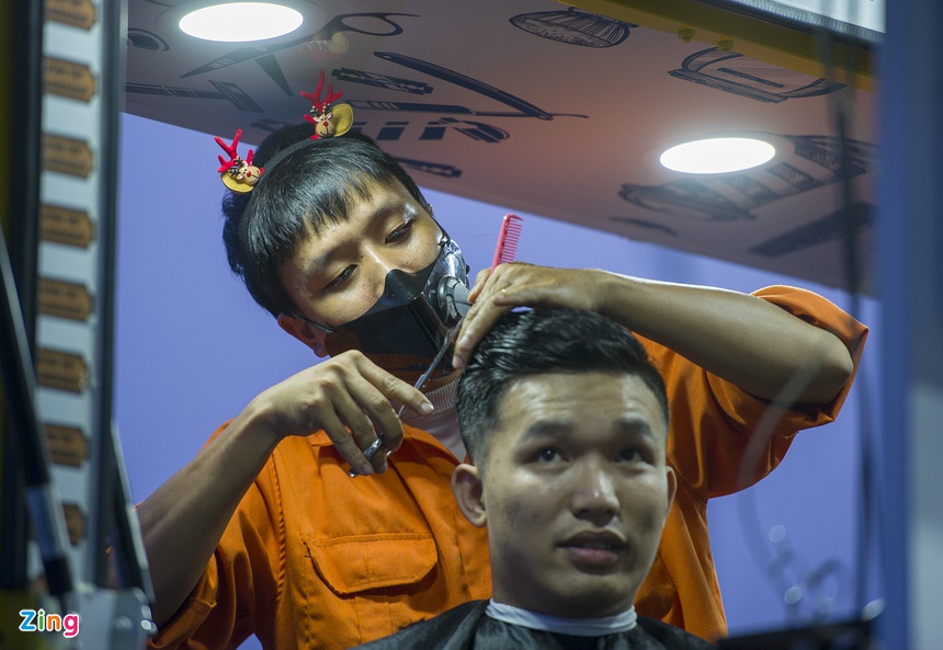 Giới trẻ Sài Gòn kiếm tiền triệu mỗi ngày nhờ cắt tóc trên xe lưu động - Ảnh 6