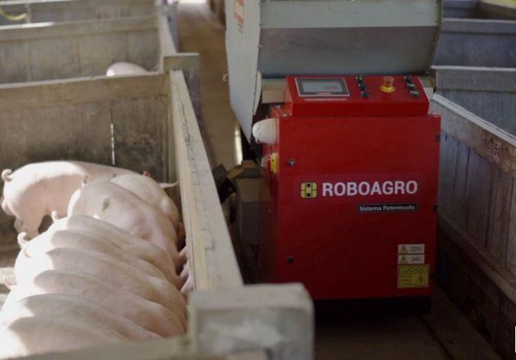 Robot cho lợn ăn đắt hàng mùa Covid-19