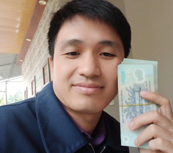 Nhặt được balo đầy tiền, cán bộ xã đăng lên Facebook tìm chủ nhân