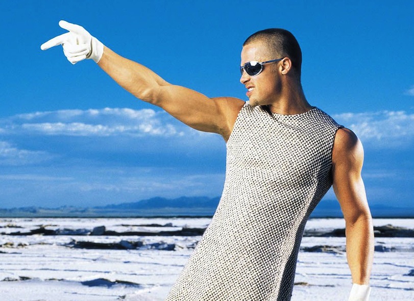 Loạt ảnh Brad Pitt mặc váy năm 1999 gây sốt trở lại