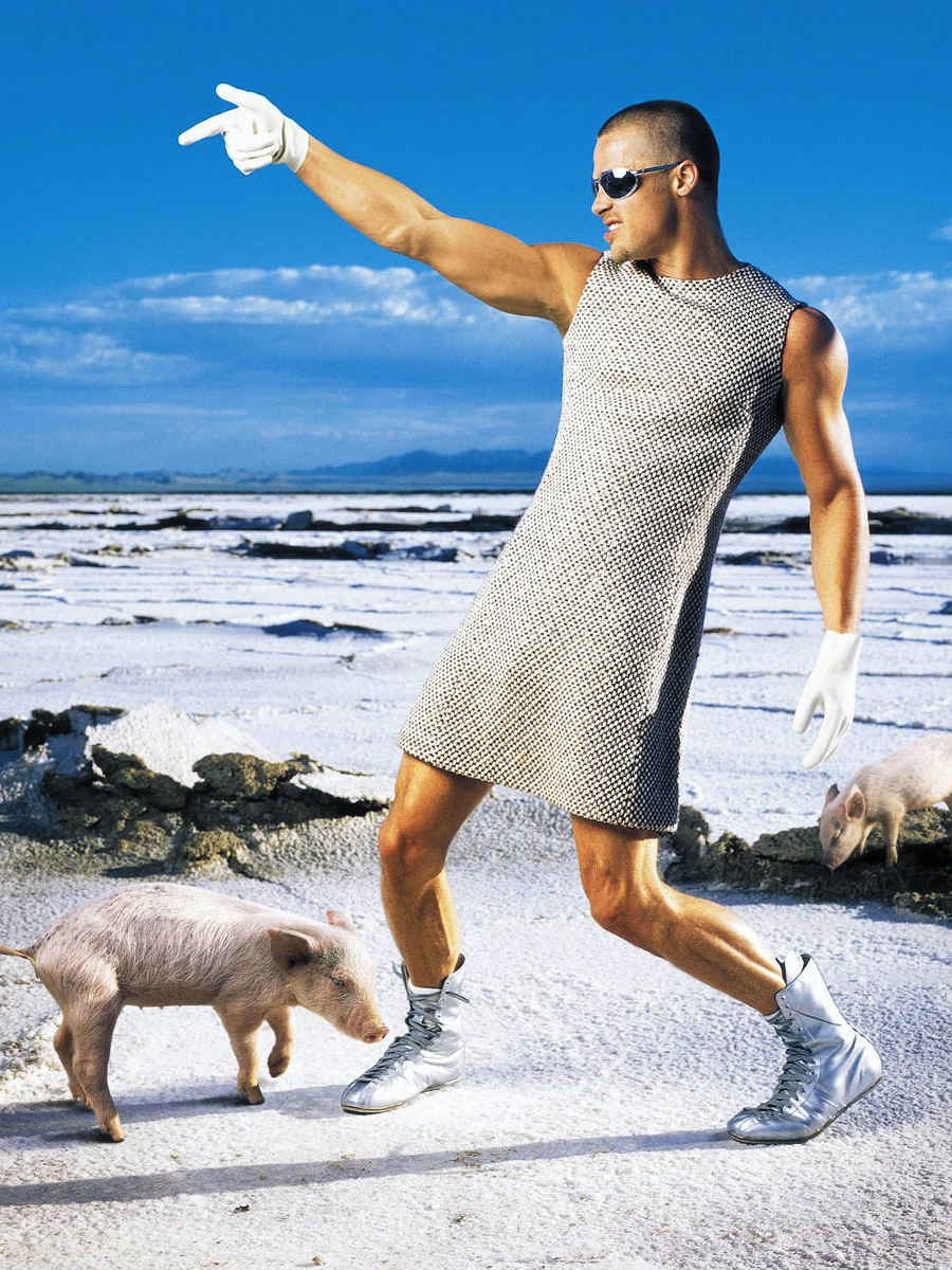 Loạt ảnh Brad Pitt mặc váy năm 1999 gây sốt trở lại - Ảnh 7