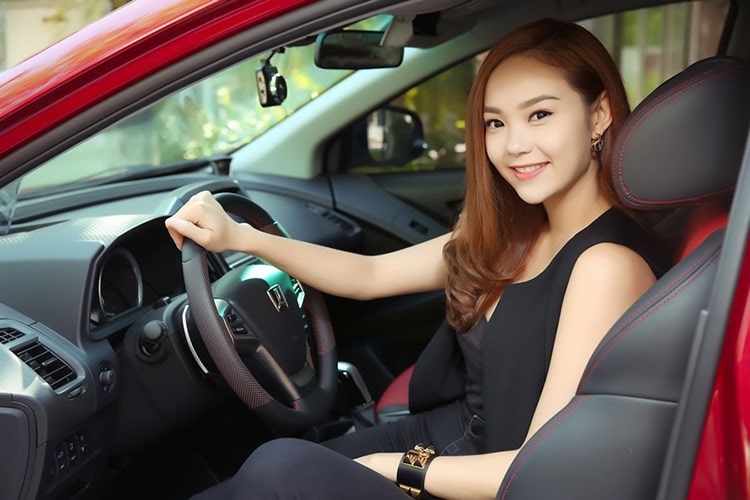 Nhân tướng học: Phong cách cầm vô lăng xe hơi hé lộ bí mật thầm kín của bạn