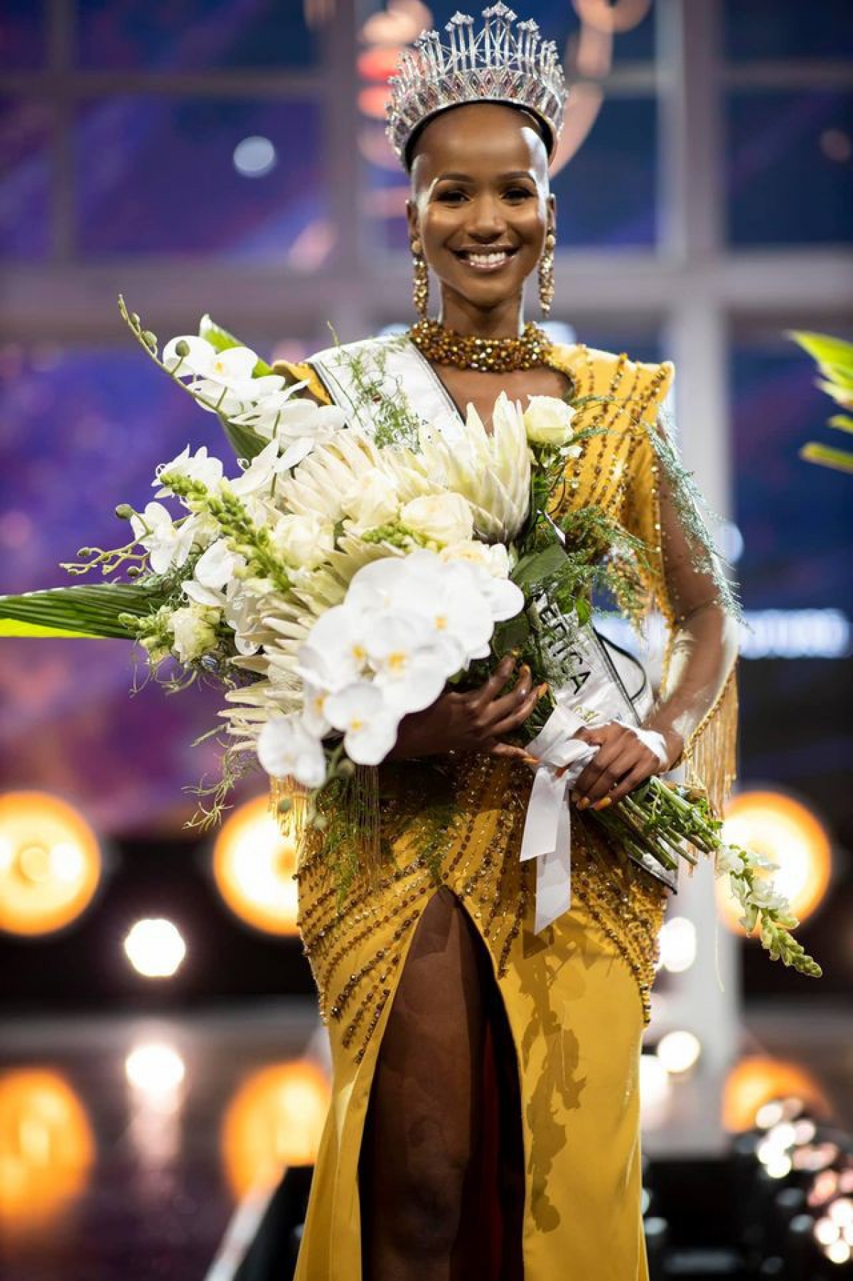 Hoa hậu Hoàn Vũ Nam Phi đầu trọc bất ngờ 'chuyển sân' đi thi Miss World - Ảnh 1