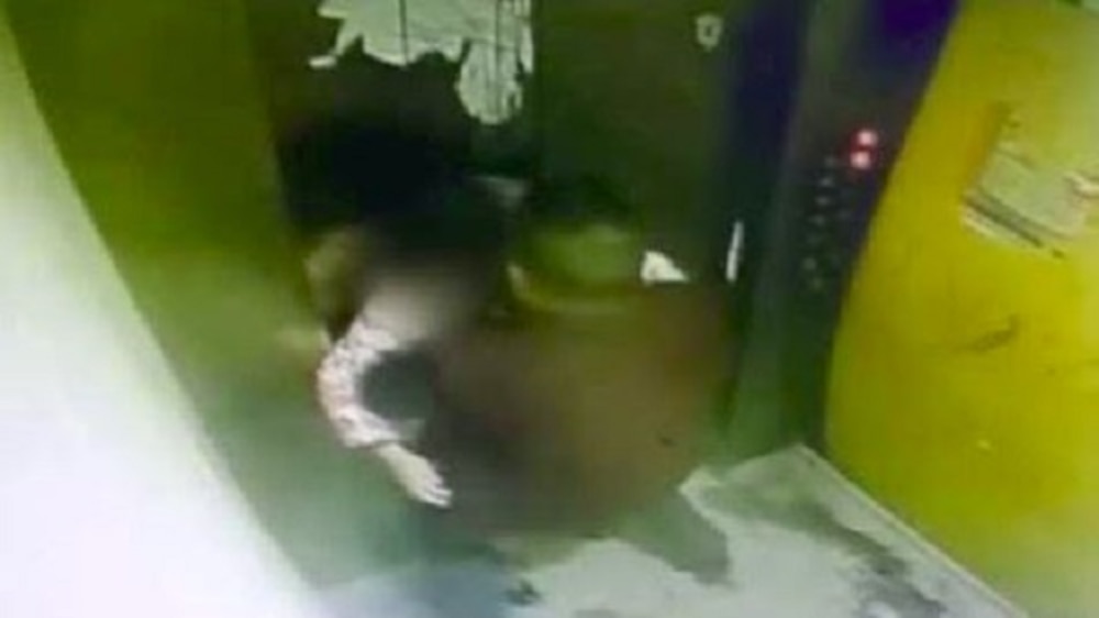Người đàn ông trung niên gây phẫn nộ khi sàm sỡ bé gái trong thang máy chung cư - Ảnh 1