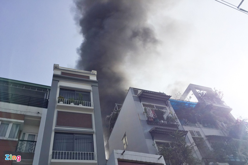 TP.HCM: Cháy lớn tại 4 ngôi nhà khiến nhiều tài sản bị thiêu rụi - Ảnh 1
