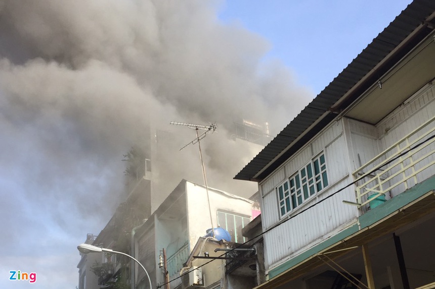 TP.HCM: Cháy lớn tại 4 ngôi nhà khiến nhiều tài sản bị thiêu rụi - Ảnh 3