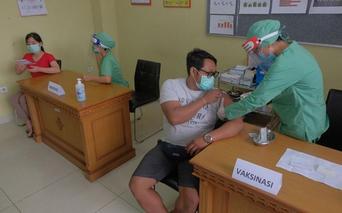 Indonesia cung cấp vaccine Covid-19 miễn phí cho công dân - Ảnh 1