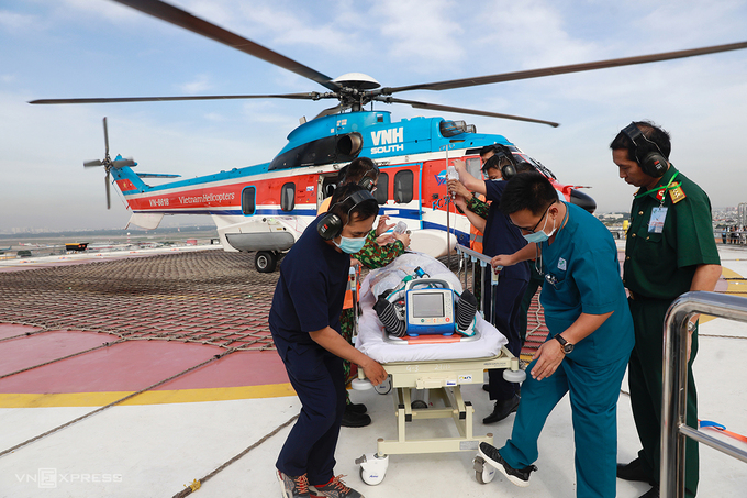 Bãi đáp trực thăng đầu tiên trên nóc bệnh viện Quân y 175 hoạt động - Ảnh 2