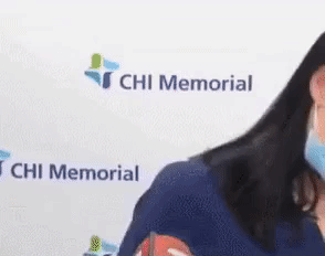 Nữ y tá Mỹ ngất xỉu trên sóng trực tiếp sau khi tiêm vaccine Covid-19 của Pfizer