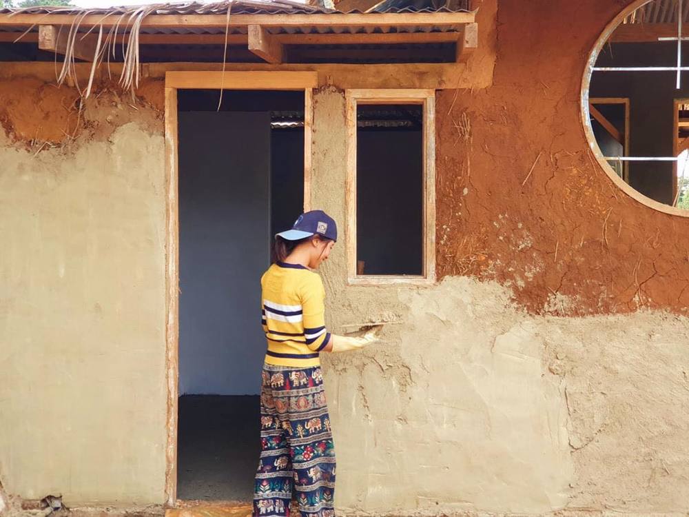 Chàng trai 24 tuổi cùng bạn gái rời thành thị về quê, tự xây nhà bằng đất - Ảnh 2