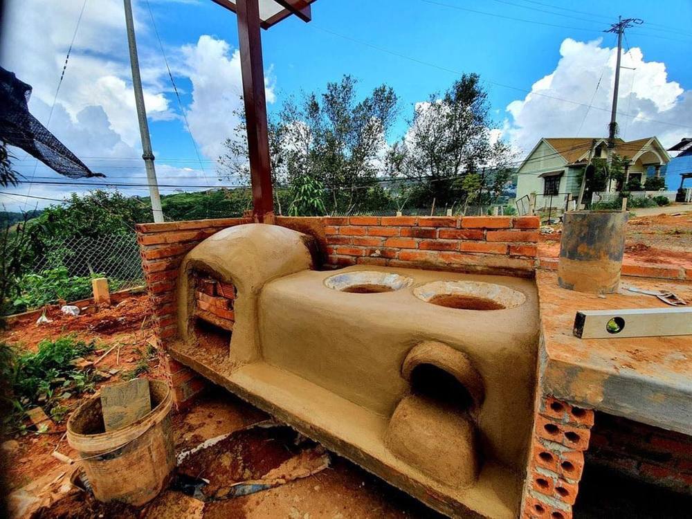 Chàng trai 24 tuổi cùng bạn gái rời thành thị về quê, tự xây nhà bằng đất - Ảnh 7