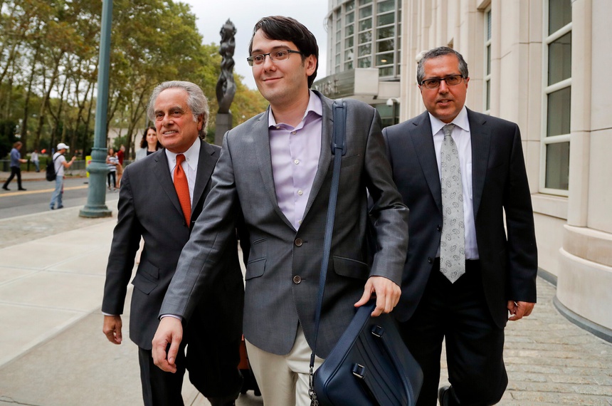 Martin Shkreli (ở giữa) rời khỏi tòa án vào năm 2017. Ảnh: AP