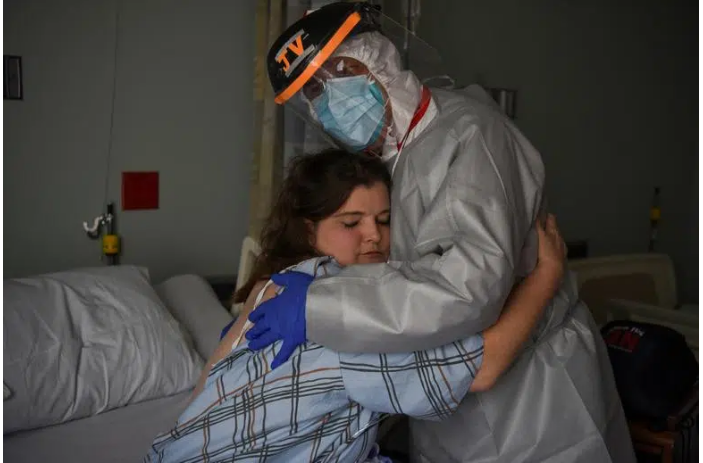 Tiến sĩ Joseph Varon, 58 tuổi, giám đốc y tế tại Trung tâm Y tế United Memorial (UMMC), ôm Christina Mathers, 43 tuổi - một y tá trong nhóm của ông bị nhiễm Covid-19.
