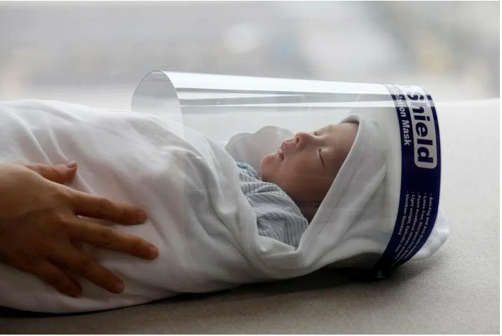 Em bé Việt Nam chào đời giữa mùa Covid trở thành ảnh ấn tượng nhất năm 2020 - Ảnh 1