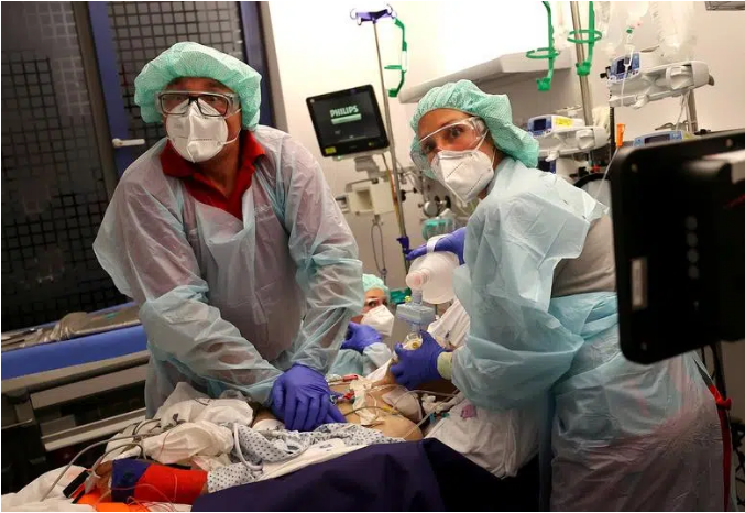 Bác sĩ Katharina Franz và nhân viên y tế Andreas Hankel, đang cố gắng cứu sống một bệnh nhân nhiễm Covid-19 trong một bệnh viện ở Hanau, Đức.